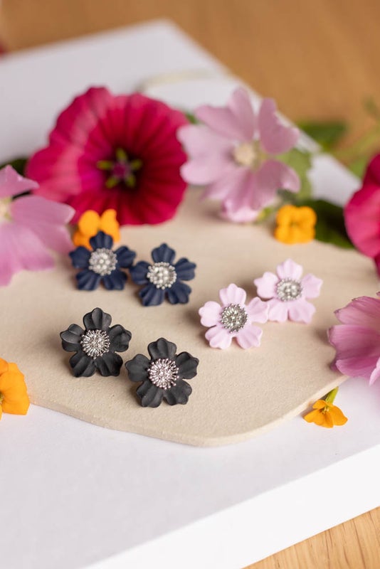 Aino korvakorut ter&auml;s (useita s&auml;vyj&auml;)