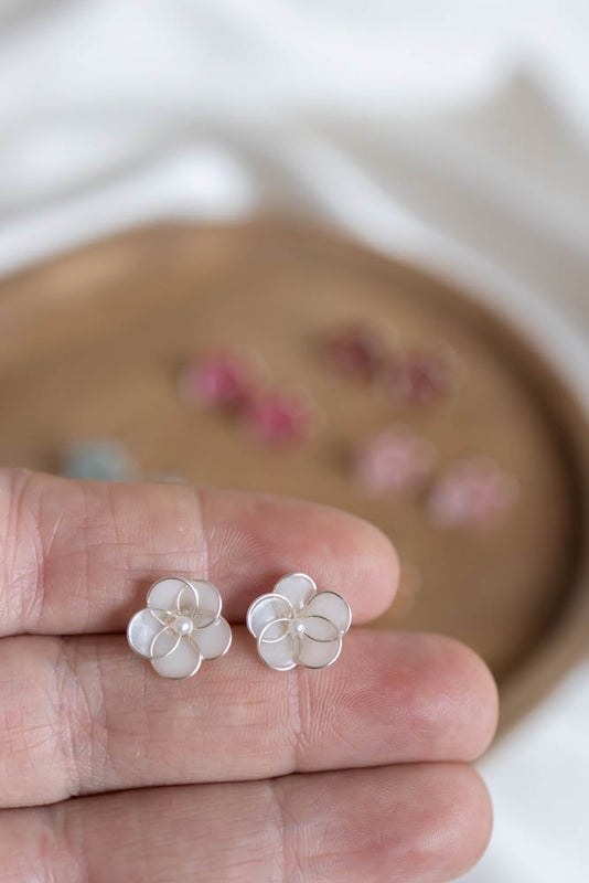 Viola nappi  korvakorut ter&auml;s (useita s&auml;vyj&auml;)